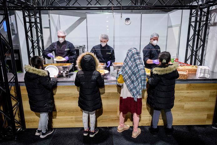 470 mensen vonden voor een half jaar onderdak op voormalig vliegveld Twenthe. Nu fungeert de oude vertrekhal als crisisnoodopvang voor 60 personen.