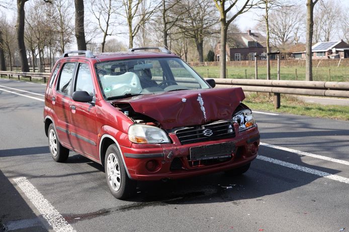 Op de N324 bij Reek is een auto achterop een bestelbus met aanhanger gereden.