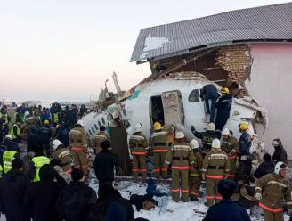 Vliegtuig met 100 inzittenden crasht vlak na opstijgen tegen gebouw in Kazachstan
