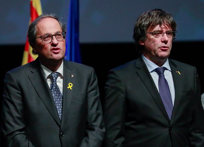 De vroegere Catalaanse leider Carles Puigdemont (rechts) zijn zijn opvolger, de huidige Catalaanse president Quim Torra.