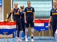 Anne Buijs naast Laura Dijkema, vrijdag op de training van de Nederlandse volleybalsters op Papendal.