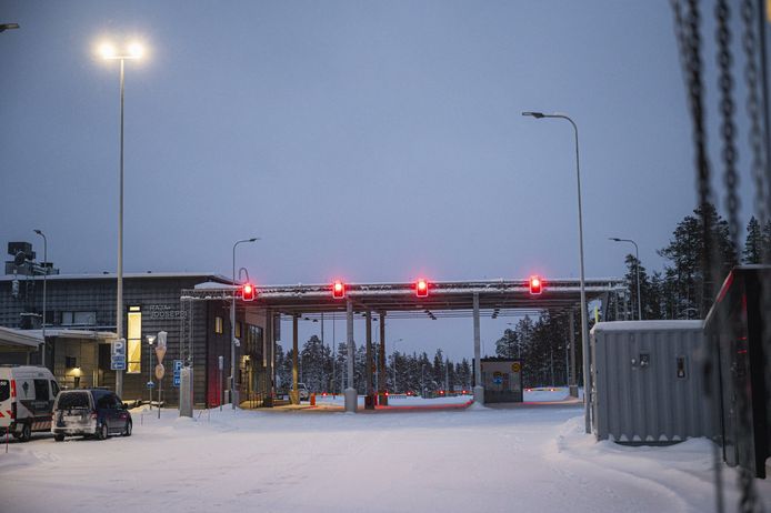 De lichten bij de meest noordelijke grenspost tussen Finland en Rusland staan nu ook op rood. De grensovergang bleef de afgelopen weken als enige nog open.