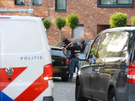 Arrestatieteam rijdt auto klem op Plutolaan in Dordrecht