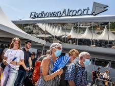 Eindhoven Airport komt over de brug voor gemiste vluchten; wachtrij-selfie als bewijs