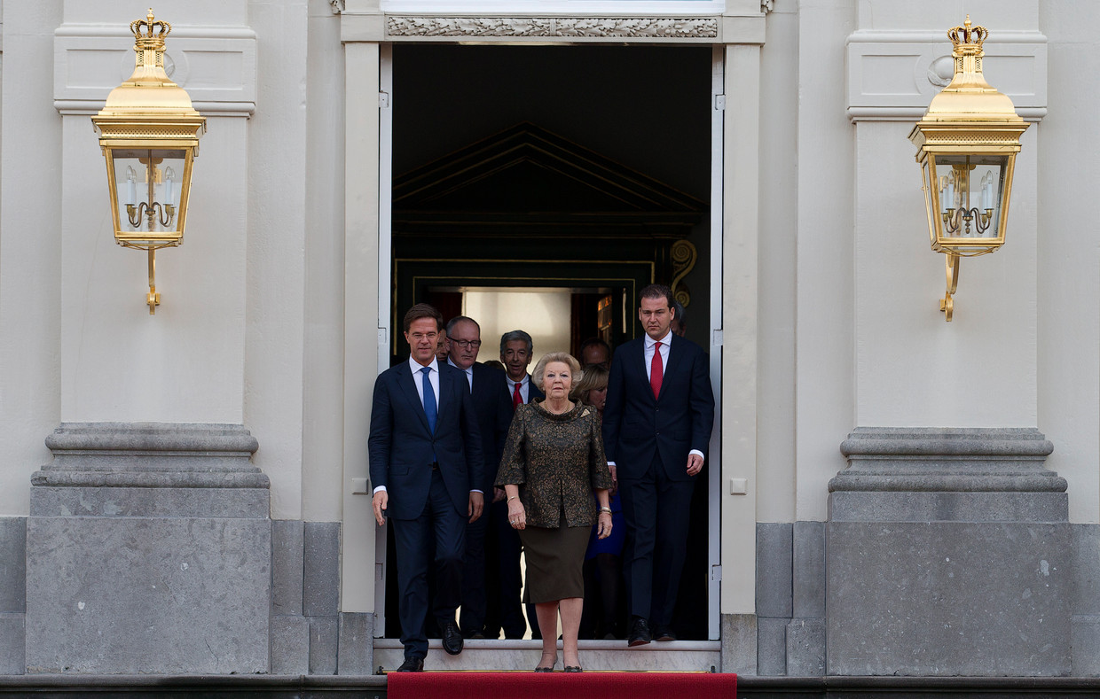 Koningin Beatrix met het kabinet-Rutte II in 2012. Beeld ANP