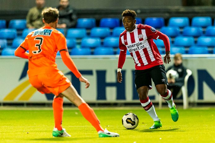Steven Bergwijn scoorde in april tegen FC Volendam, toen nog namens Jong PSV.