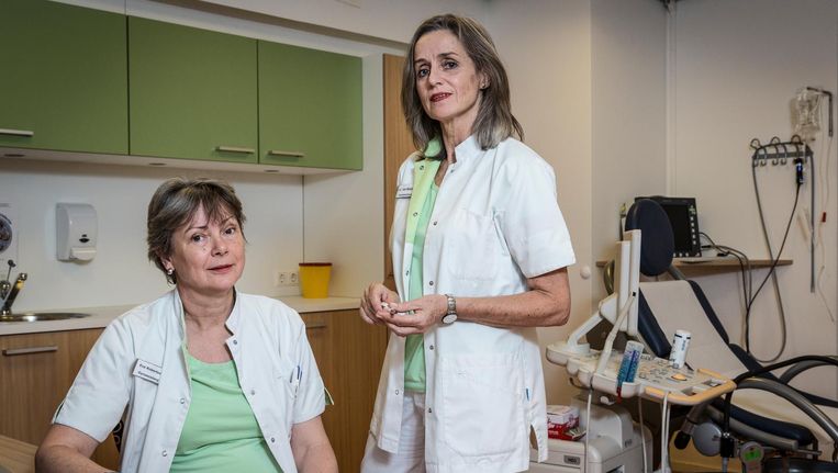 Eva Robertson (l) en Emmy van Woerden van Vrouwenkliniek Zuidoost: 'Amsterdam kan niet zonder abortuskliniek.' Beeld Dingena Mol