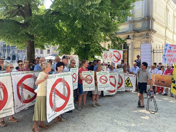 Actiegroepen voeren actie tegen het project Ventilus aan de gouverneurswoning in Brugge