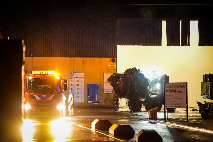 Brandende afvalresten werden met loaders uit elkaar getrokken, waardoor de brandweer het vuur bij Renewi aan de Achtseweg Noord beter kon blussen.
