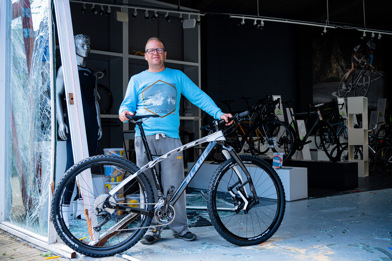 opvoeder Bloesem titel Eigenaar Blade Bikes verbouwereerd na ramkraak op fietsenwinkel: 'Ik snap  niet waarom iemand dit zou doen' | Foto | bd.nl