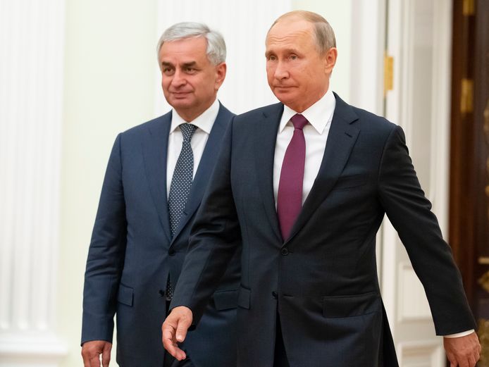De Russische president Vladimir Poetin en Raul Khadjimba , de president van Abchazië. Archieffoto.