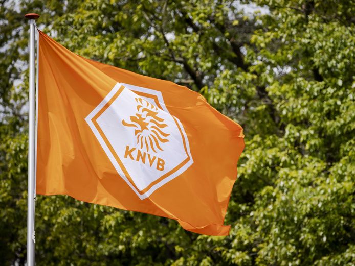 Vlag met logo van de KNVB