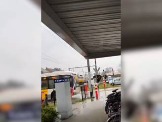 KIJK. Lijnbus negeert belsignaal en rijdt over gesloten overweg
