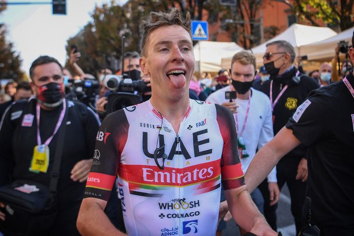Tadej Pogacar is klaar voor 2022: “Als ik in de Ronde van Vlaanderen een  kans krijg, dan pak ik hem” | Wielrennen | hln.be