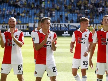Arne Slot tempert euforie en vindt suggestie dat Feyenoord sterker is ‘respectloos’ naar vertrokken spelers