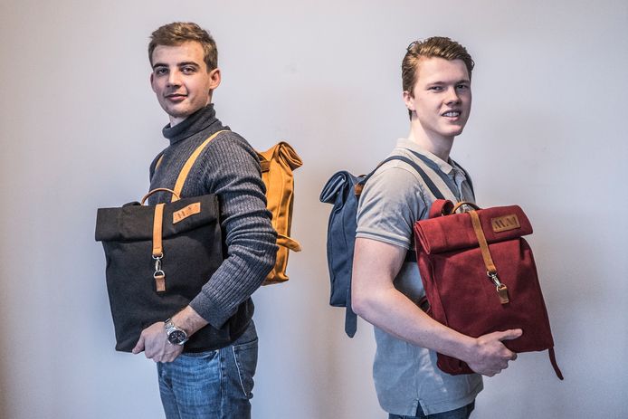 Pavel Landau (donker zwart/blauwe shirt) en Karel Meijer (licht grijze shirt) met hun nieuwe tassenlijn.
