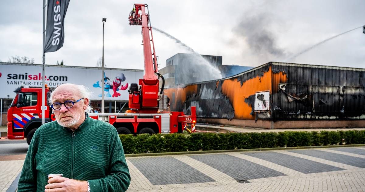 Grote brand verwoest meubelwinkel en kantoren in Capelle ...