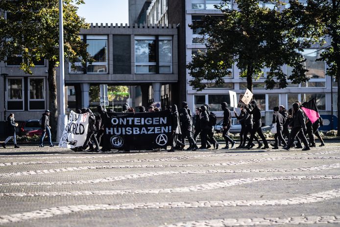 De anarchisten bij het protest.
