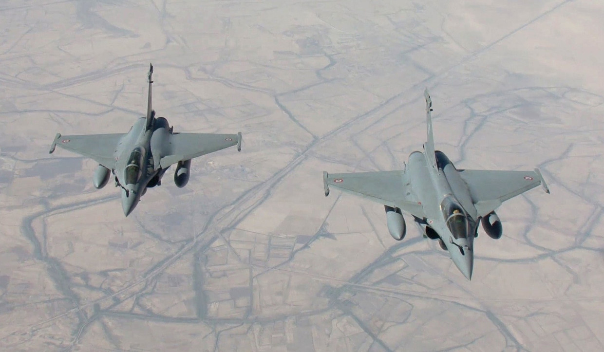 Franse gevechtsvliegtuigen boven Irak. Volgens Middendorp hebben Franse en Amerikaanse vliegtuigen nog geen hinder ondervonden van IS-luchtafweergeschut. Beeld anp