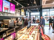 Eerste Starbucks drive-through van Nederland is open: ‘Nu moet ik uitkijken dat ik niet elke dag ga’