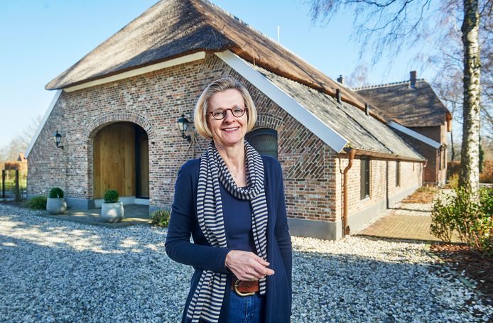 Anna Rensen voor haar woning in Huisseling.
