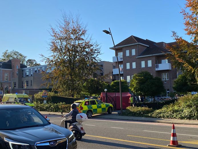 De hulpdiensten op de plaats van het ongeval, waar een rode tent opgetrokken werd