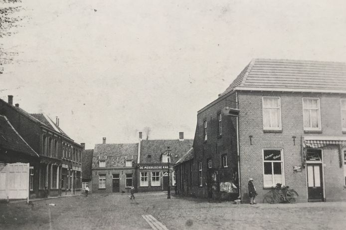 De Varkensmarkt gezien vanaf de Heuvel met op de achtergrond het in 1965 afgebroken ‘volkslogement’ De Meierijsche Kar.