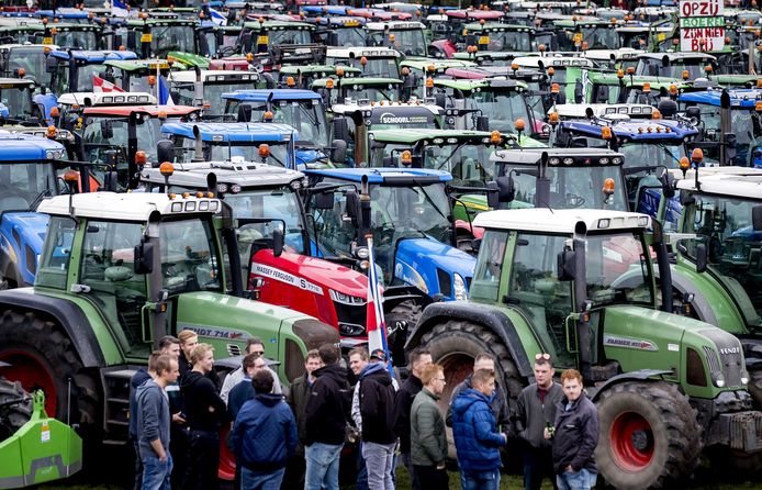 Boeren staan met hun tractoren op het Malieveld.