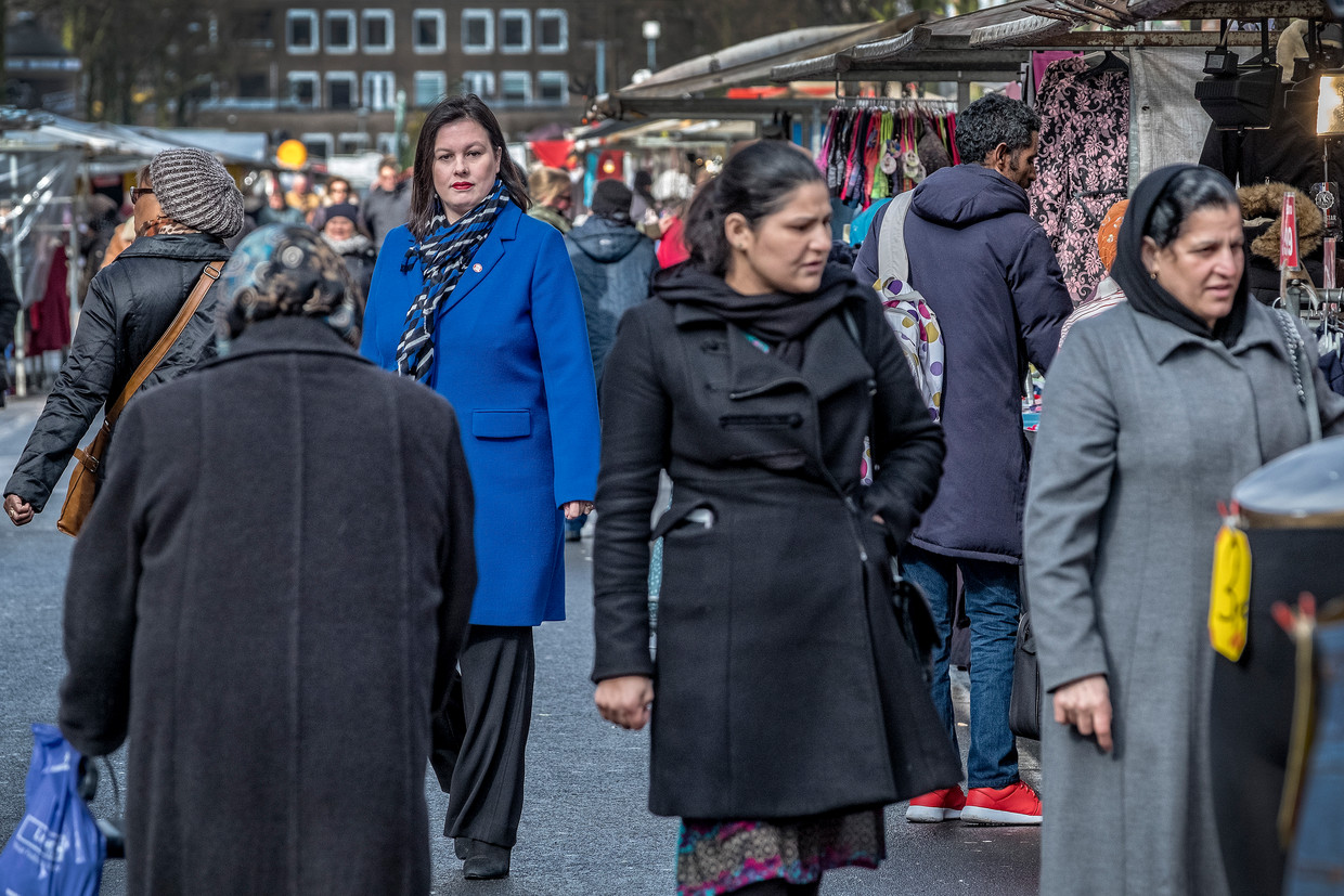 Annabel Nanninga voert campagne op de Dappermarkt in Amsterdam. Beeld Patrick Post