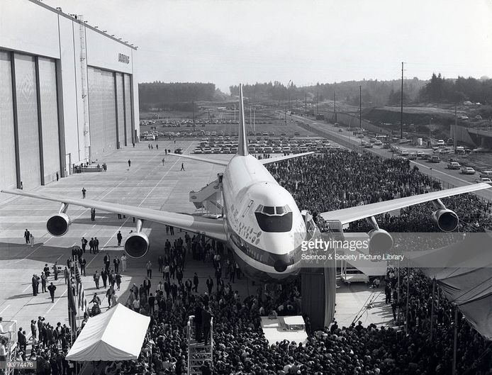 De eerste Boeing 747 wordt gepresenteerd in 1968.