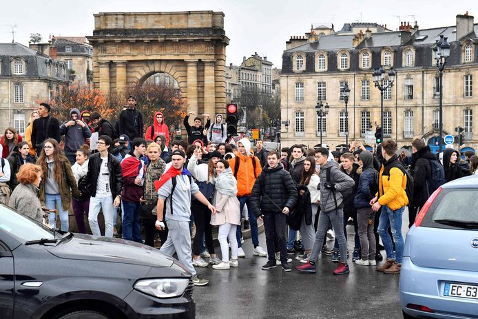 Middelbare scholieren blokkeren de weg in Bordeaux.