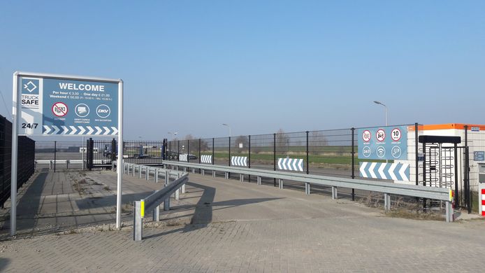 Vrachtwagenchauffeurs weten de truckparking op bedrijventerrein Haven Zeven in Waalwijk nog altijd niet te vinden. De parkeerplaats is te duur, vindt de gemeente, die de exploitatie nu zelf gaat doen.