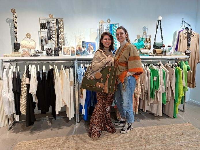 Karin van Dijk (l) en Marscha de Rond in hun nieuwe winkel Kascha-C.