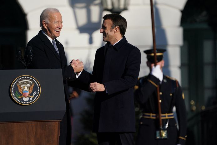 Amerikaanse president Joe Biden (links) en Franse president Emmanuel Macron (rechts).