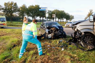 Busje en auto botsen frontaal op elkaar in Haps: bestuurders met schrik vrij
