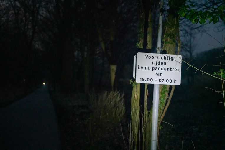 Een bord aan de Middelweg in Ypenburg waarschuwt verkeer voor overstekende padden.  Beeld Stephanie Broekarts