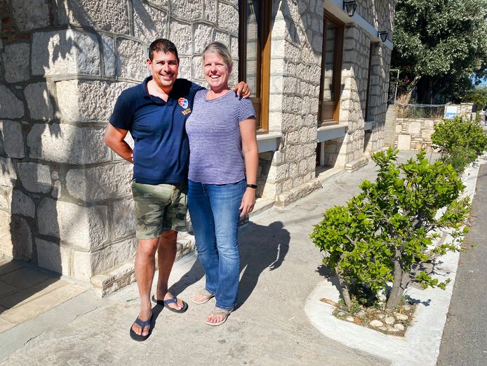 Titia en Giorgos Kontaxis voor hun hotel Pythaïs op Samos