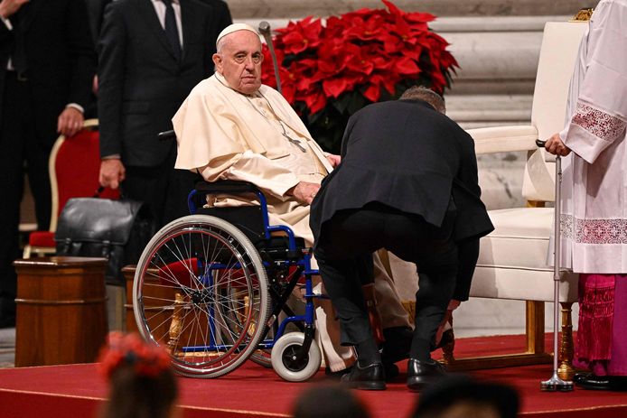 Door een aanhoudende knieblessure verplaatst de huidige paus zich vaak in een rolstoel.