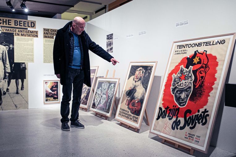 Arthur Langerman toont enkele van de prenten uit zijn collectie. Beeld Bas Bogaerts