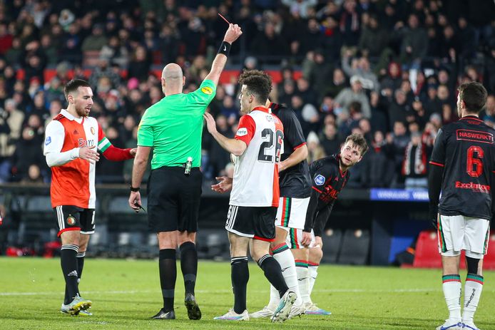NEC-verdediger Philippe Sandler krijgt een rode kaart van scheidsrechter Rob Dieperink in de bekerwedstrijd tegen Feyenoord.