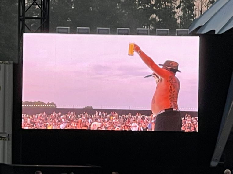 ▶ Corona rules have to believe it (for a moment) during the Pregnant Guy performance in Werchter: ‘Middle finger to all politicians’