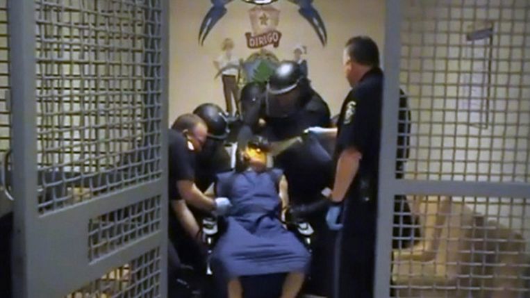 Paul Schlosser, die lijdt aan een bipolaire stoornis en depressie, wordt besproeid met pepperspray in een gevangenis Windham, Maine. Beeld Human Rights Watch