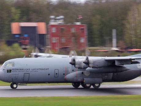 Defensie oefent met Hercules-vliegtuig, toestel scheert laag over Twente