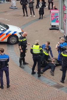Politie rukt massaal uit voor arrestatie in binnenstad Apeldoorn