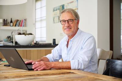 Schooldirecteur Clemens Geenen (62) is een echt podiumdier: ‘Als ik onderwijs beu ben, doe ik iets m