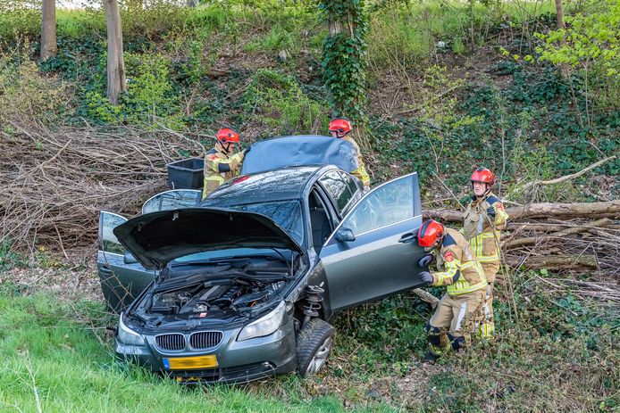 Auto over de kop geslagen bij Ringbaan Zuid in Tilburg.
