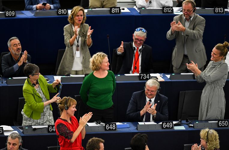 Leden van het Europees Parlement klappen na de stemming voor Judith Sargentini (GroenLinks) die onderzoek deed naar de situatie in Hongarije. Beeld EPA