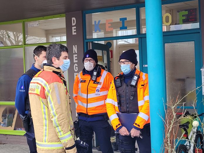 De brandweerofficier Filip Vandenberghe in overleg met de politie tijdens de interventie aan De Negensprong.