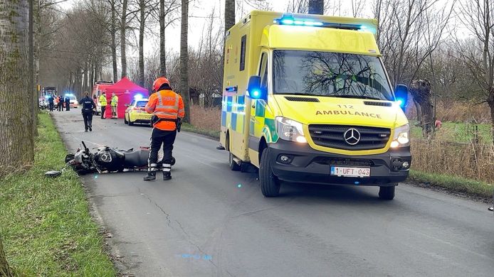 Het dodelijk ongeval gebeurde op het kruispunt van de Dudzelesteenweg en de Ronselarestraat.