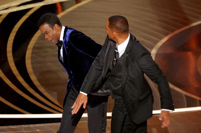 Will Smith slaat Chris Rock tijdens de uitreiking van de Oscars.
